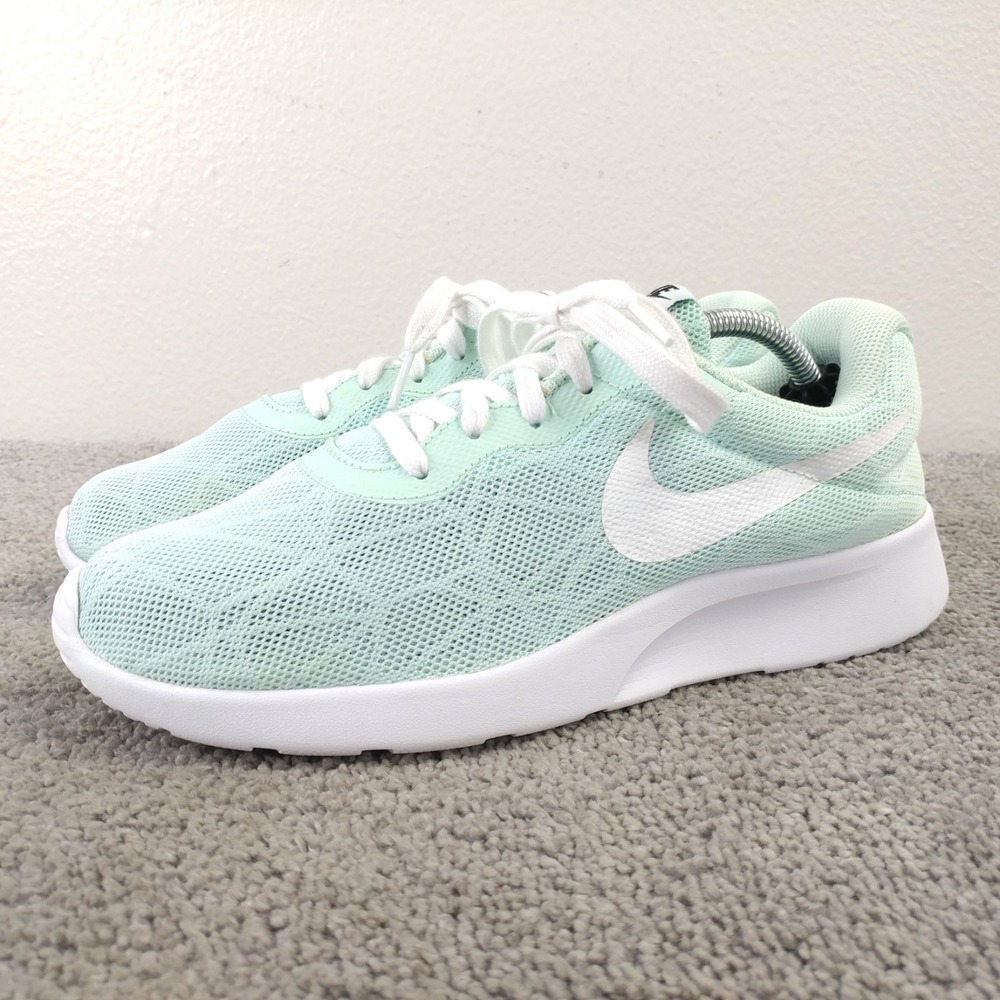 Nike Tanjun SE Igloo Womens Size 9 Running Shoes Green Low Top 844908-304